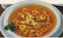 TORTELLINI IN BRODO DI CARNE AL BRANDY(tortellini en caldo de carne al brandy)