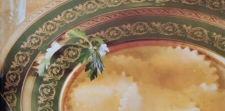 RAVIOLI DI RICOTTA E CARCIOFIIN BRODE DI PESCE (RAVIOLI DE REQUESÓN Y ALCACHOFAS EN CALDO DE PESCADO)