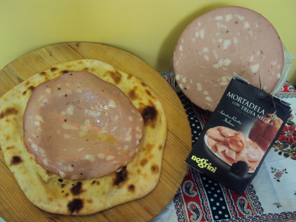Pizza con mortadella al tartuffo nero (pizza con mortadella con trufa negra) Pasta y Pizza Grossi
