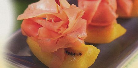 BOCADITOS DE JAMÓN Y KIWI (SPUNTINI DI PROSCIUTTO E KIWI)