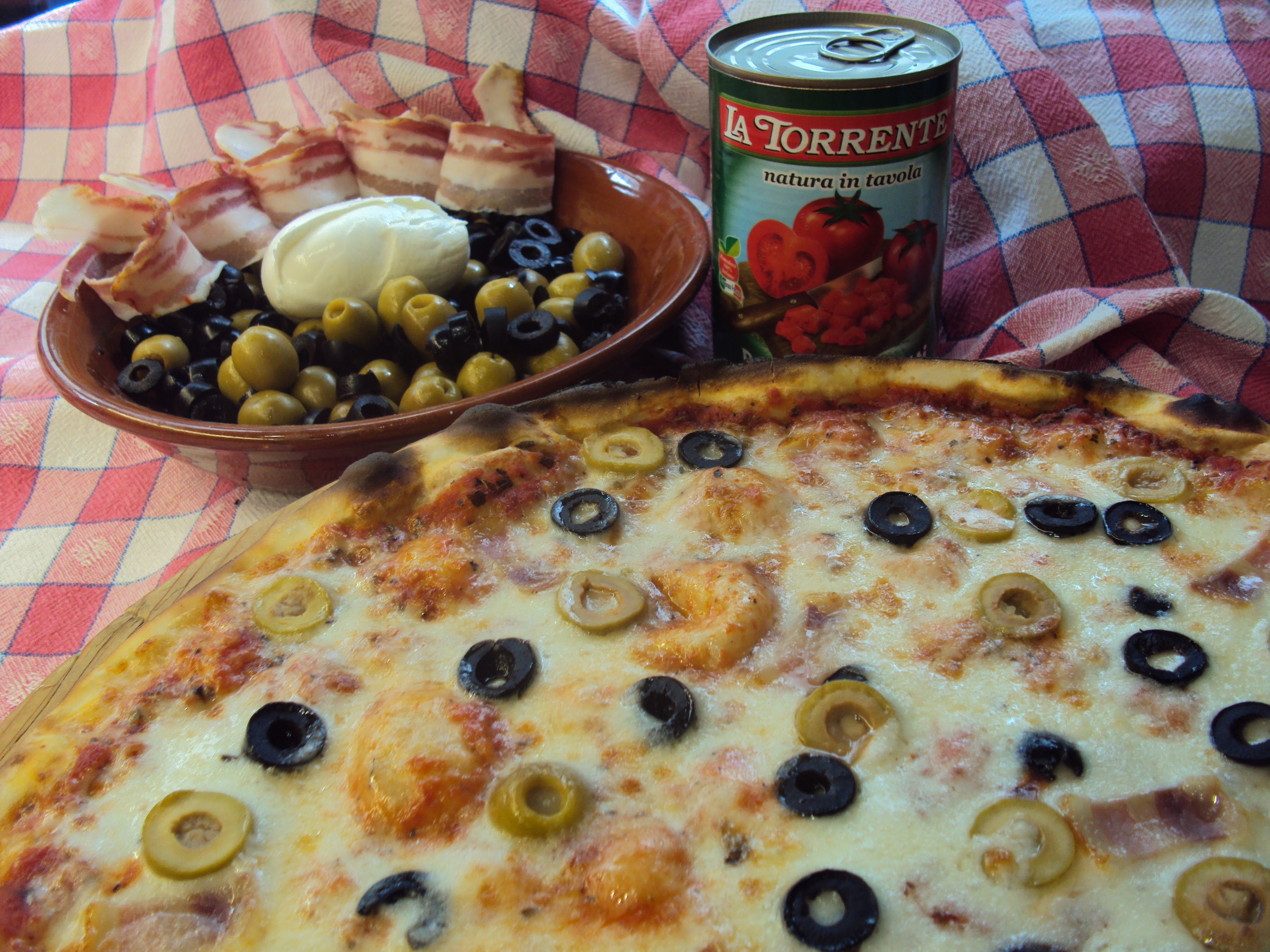 Pizza en Masa Integral con Tomates Frescos y Aceitunas