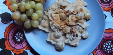 RAVIALI 4 FORMAGGI CON SALSA D’UVA (Ravioli de cuatro quesos con salsa de uvas)