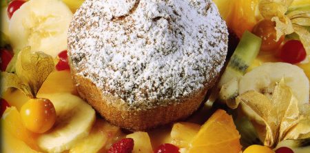 SFORMATO DI PANETTONE E CIOCCOLATO BIANCO CON INSALATA DI FRUTTA FRESCA (moldes de panettone y chocolate blanco con ensalada de fruta fresca)