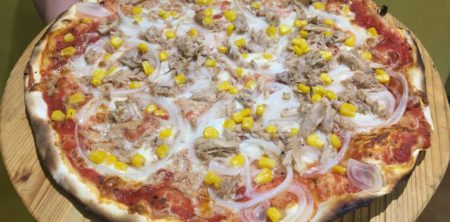 Pizza di tonno e mais (pizza de atún y maiz)
