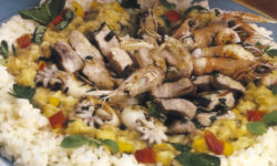 Pesce grigliato in corona di riso (pescado a la plancha en corona de arroz)