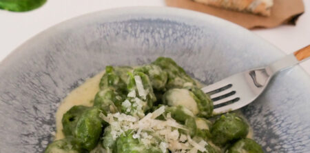 Gnocchi de requesón y espinacas con salsa de gorgonzola