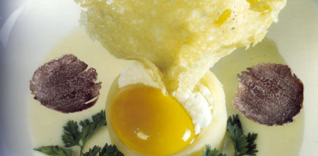 Patata farcita al tuorlo d`uovo con fonduta e tartufo (patata rellena con  yema de huevo