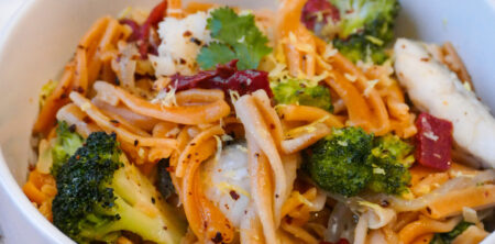 Pasta de pimientos del piquillo con bacalao, brócoli y ralladura de limón