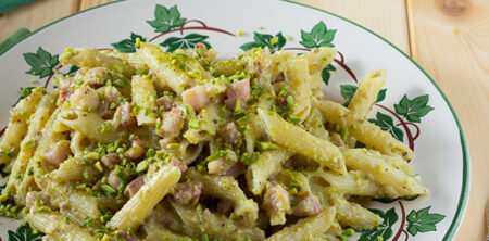 Pasta con pesto di pistacchio e pancetta (Pasta con pesto de pistachos y  bacon)