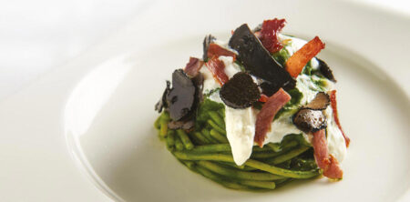 Spaghetti con cavolo nero, jamón di Parma, burrata y trufa⁣