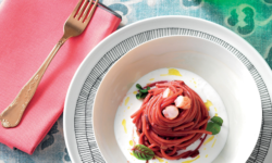 Tagliatelle de remolacha con radicchio y gambas sobre crema de burrata