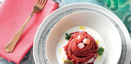 Tagliatelle de remolacha con radicchio y gambas sobre crema de burrata