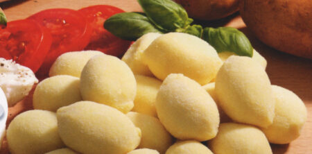 GNOCCHI RIPIENI CON POMODORO E MOZZARELLA FRITI CON ZUCCHINE E MENTA(GNOCCHI RELLENOS CON TOMATE Y MOZZAELLA FRITOS CON CALABACINES Y MENTA)