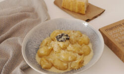 Gnocchi rellenos de queso Asiago y funghi porcini con salsa de parmigiano y trufa