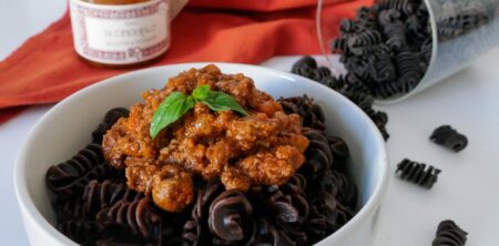 Ricci de cacao amargo con salsa de carne de jabalí