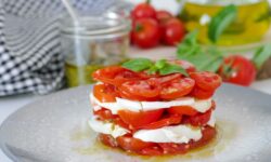 Tartar de tomates cherry, mozzarella y pesto