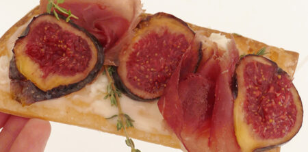 Hojaldre con gorgonzola, higos, bresaola, miel y tomillo