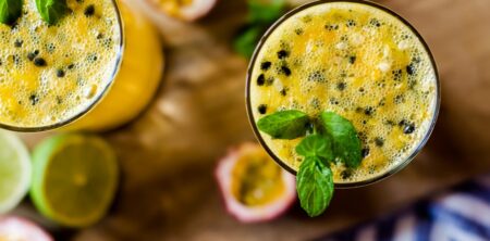 Cocktail di frutti della passione con cocco (cocktail de fruta de la pasión con coco)