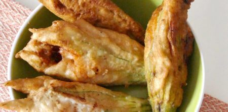 Flores de calabacín rellenas de anchoas y queso provolone