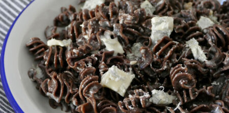 Pasta de cacao amargo con salsa de queso gorgonzola