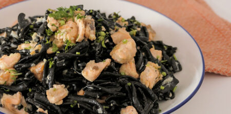 Pasta de tinta de calamar con salmón ⁣y vodka