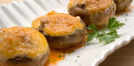 CHAMPIGNONI FARCITI E SALSA BERNESE (CHAMPIÑONES RELLENOS Y SALSA BERNESA)