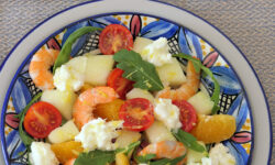 Ensalada de langostinos, melón, cherrys, naranja, rúcula y mozzarella