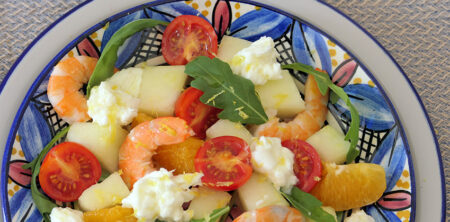 Ensalada de langostinos, melón, cherrys, naranja, rúcula y mozzarella