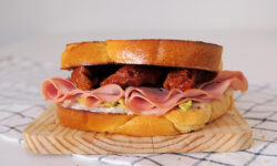 Sándwich de brioche con gorgonzola, mortadella, pistachos y tomates secos