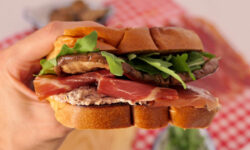 Sándwich de brioche, jamón de Parma, berenjenas, rúcula, ricotta, aceitunas negras y tomates secos