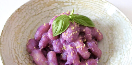 Gnocchi de patata con salsa de col morada, queso provolone y ralladura de limón