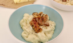 Gnocchi de patata con provolone, grana padano y crujiente de ‘pancetta arrotolata’