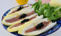 Endivias con crema de queso mascarpone y stracchino, anchoas, huevas y limón