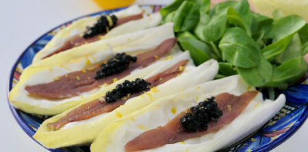 Endivias con crema de queso mascarpone y stracchino, anchoas, huevas y limón