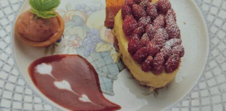 TIRAMISÚ DI FREGOLINE DI BOSCO CON SORBETTO (TIRAMISÚ DE FRESAS SILVESTRES CON SORBETE)