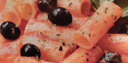 SEDANI AL PEPERONCINO E OLIVE NERE (SEDANI CON GUINDILLAS Y ACEITUNAS NEGRA)