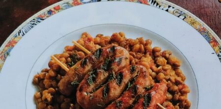 LENTICCHIE E SPIEDINI DI SALSICCIA (LENTEJAS Y BROCHETAS DE SALCHICHA)