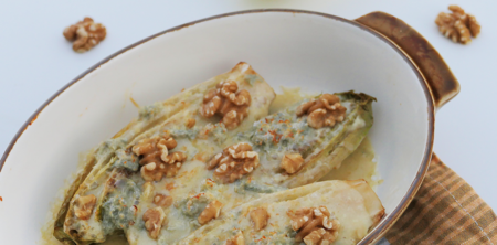 Endivias gratinadas al horno con crema de gorgonzola y nueces