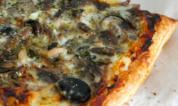 Hojaldre con gorgonzola, tris de setas y cebolla caramelizada agridulce