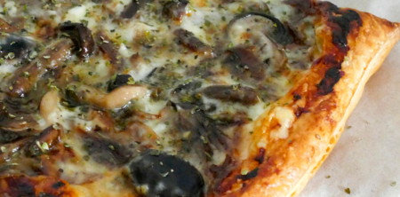 Hojaldre con gorgonzola, tris de setas y cebolla caramelizada agridulce