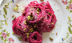 Linguine con salsa de remolacha, gorgonzola y pistachos