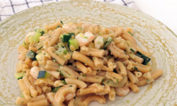 Pasta de salmón con calabacines y gambas