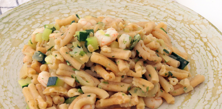 Pasta de salmón con calabacines y gambas