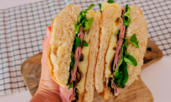 Sandwich de mortadella de trufa, provolone, setas y canónigos