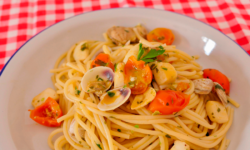 Spaghetti sin gluten, con almejas, calamares y cherry