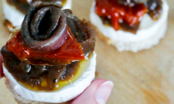 Torre de queso de queso, tomate seco y anchoa