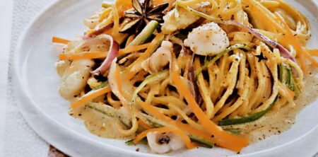 SPAGHETT DI GRANO SARACENO CON PESCATRICE AL CURRY  (ESPAGUETIS DE TRIGO SARRACENO CON RAPE AL CURRY)