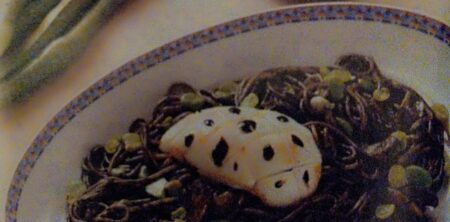 SPAGHETTI NERI CON FAVE FRESCHE (ESPAGUETIS NEGROS CON HABAS FRESCAS)