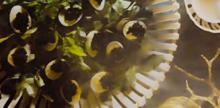 UOVA DI QUAGLIA RIPIENE DI CAVIALE (HUEVOS DE CODORNIZ RELLENOS DE CAVIAR)