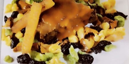 CODA DI BUE STUFATA AL PEPERONCINO CON GNOCCHETTI MULTICOLORE (RABO DE BUEY A LA GUINDILLA CON ÑOQUIS MULTICOLORES)